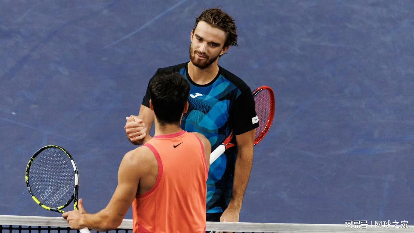 在线棋牌-澳网男单首轮焦点对话:贝雷帽大战小野兔!