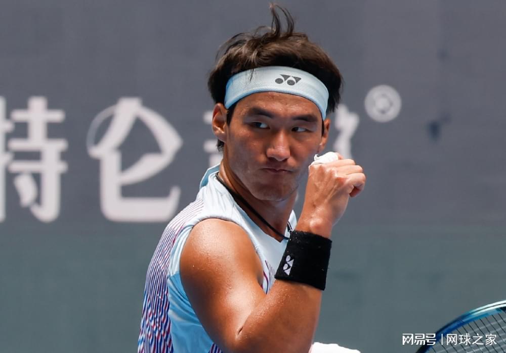 在线棋牌-澳网男单首轮焦点对话:贝雷帽大战小野兔!