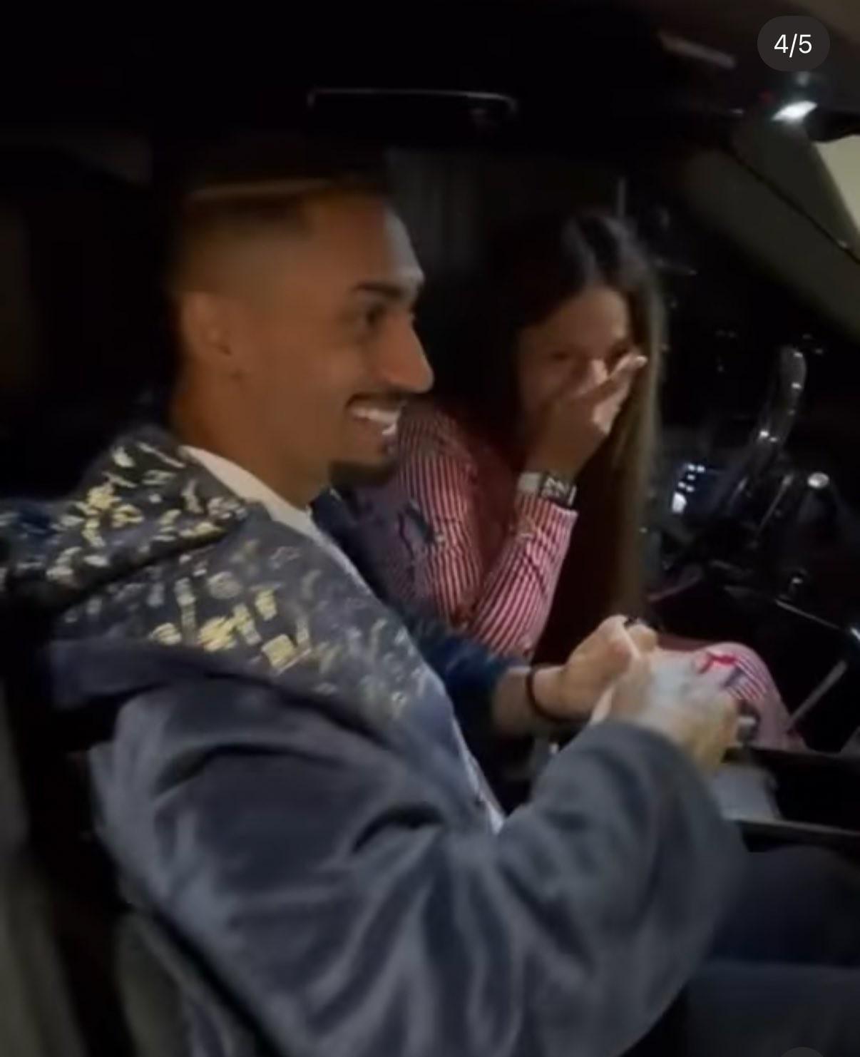 棋牌游戏-惊喜，拉菲尼亚给妻子送了一辆全新的路虎揽胜